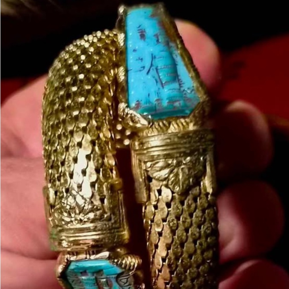 Luxurious Gold Bracelet with Turquoise Accents
